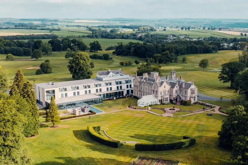 Schloss Roxburghe seen from the air, with the castle, the conservatory, the lawns and the golf course around it